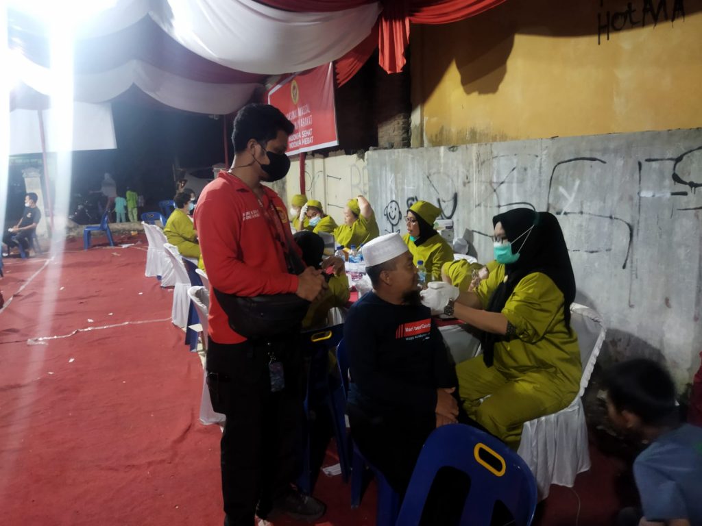 Ket foto: Lokasi gerai vaksinasi yang diselenggarakan BIN hingga malam hari, di jalan Datuk Kabu Kabu Dusun XVI, desa Tembung, kecamatan Percut Sei Tuan, Kabupaten Deli Serdang, Kamis malam (9/12).