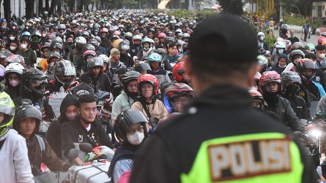 pemudik-bersepeda-motor-di-pelabuhan-merak-2_169