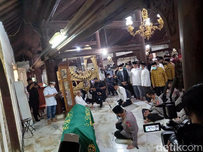 kapolri-jenderal-listyo-sigit-prabowo-melayat-buya-syafii-maarif-di-masjid-gede-jogja-jumat-2752022_43