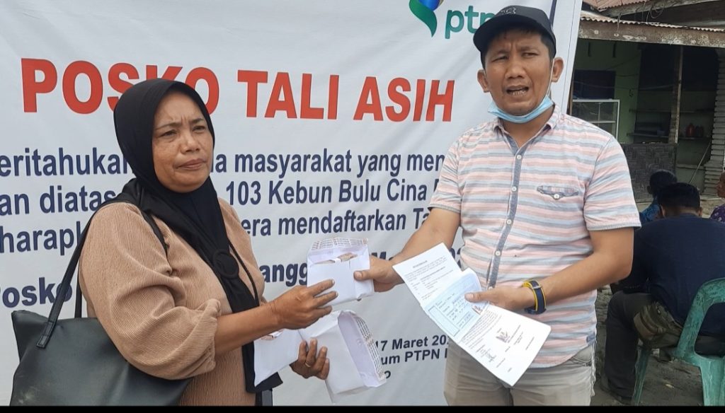 IMG-20230320-WA0086 Foto : Cahaya Istri Hendra Surbakti pemilik 33 Hektar Garapan menerima tali asih dari PTPN 2