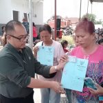Teks foto: Warga Lahan 65 menerima Surat Waarmerking