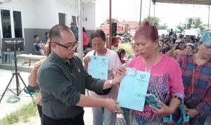 IMG-20240805-WA0032 Teks foto: Warga Lahan 65 menerima Surat Waarmerking